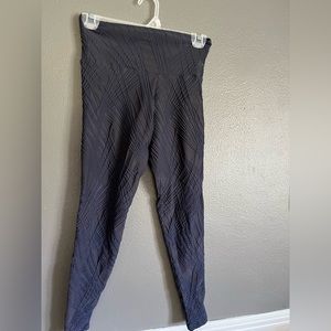 Onzie textured leggings